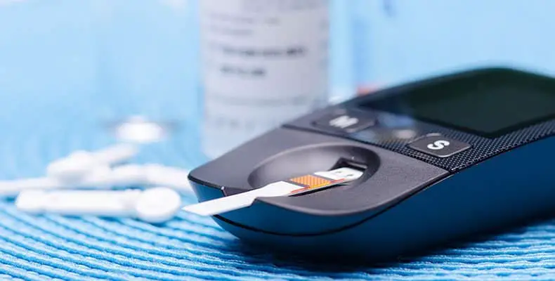 Kit de viaje para quienes padecen diabetes 9 Glucómetro
